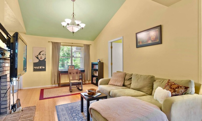 Gainesville House | 3Bd 2Bath home 5 miles to Stadium/Campus/Downtown!