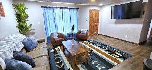 Page House | 3Bd, King, Brkfst, Large TVs, WD, Sleeps 11, BBQ