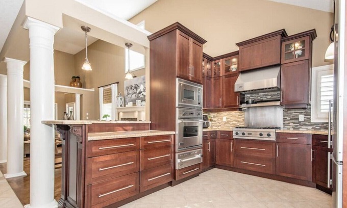 Guelph House | 3bd McArthur · Executive 2500 sqft Bungaloft w/ Fp