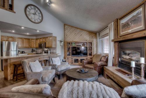 Four O'Clock House | 3bd Ski-in Top Floor &Walk to Main Street