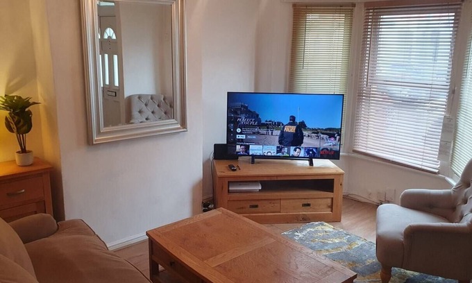 Reading House | 3BD Spacious Home, Convenient Location