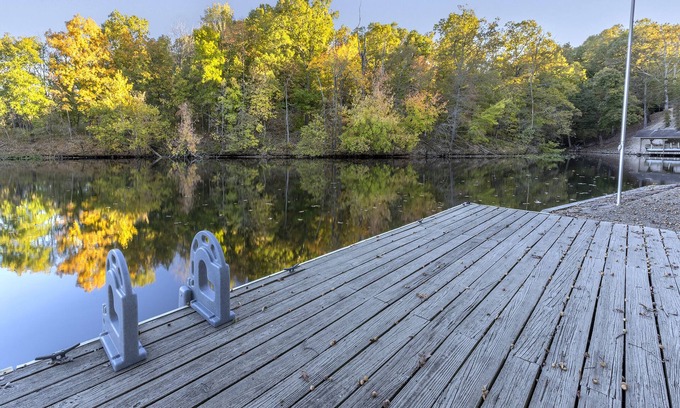 Bella Vista House | 3bd Tranquil Lakefront Escape, Private Dock
