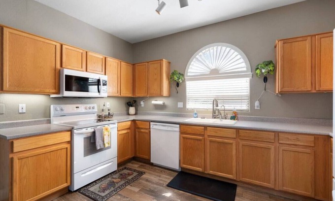 South Mountain House | 3BDRM home |KING bed|Private backyard|WFH