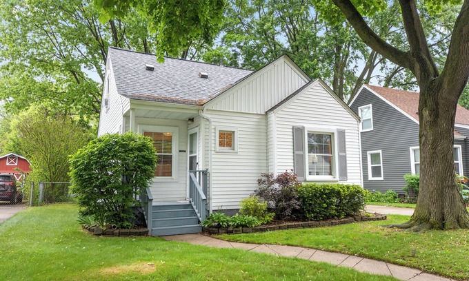 Clawson House | 3bed/2ba Boho Bungalow Blocks from Clawson Downtown