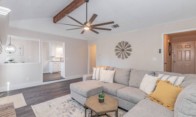 Keller House | 3Bed/2Bath Ranch Home in the Heart of Keller