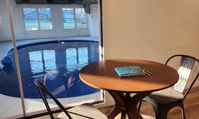 Roscoe House | 3Bed 3 Bath Home with Indoor Pool -Your Perfect Getaway!nnn