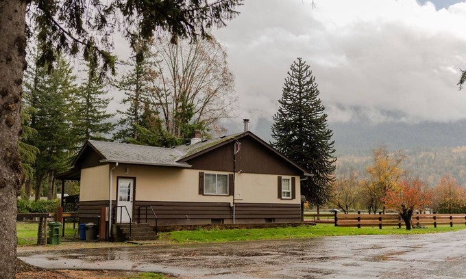 Popkum House | 3bed, Chilliwack Farm house with stunning mountain views