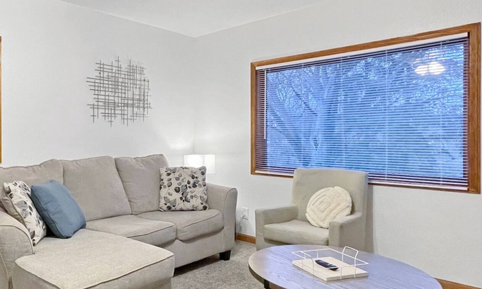 Des Moines Apartment | 3Bed Cozy House in Quiet Neighborhood