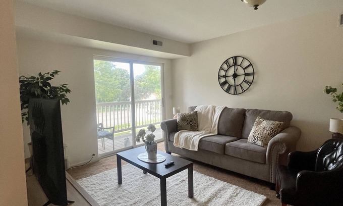 Pontiac Condo | 3Bed Fully Furnished Long Term