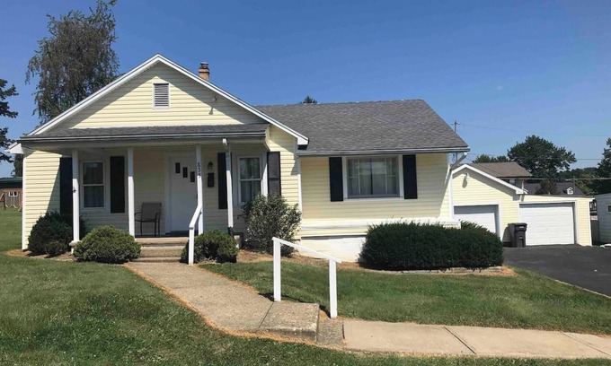 Zanesville House | 3BR/1BA North End - Walk to the Hospital!