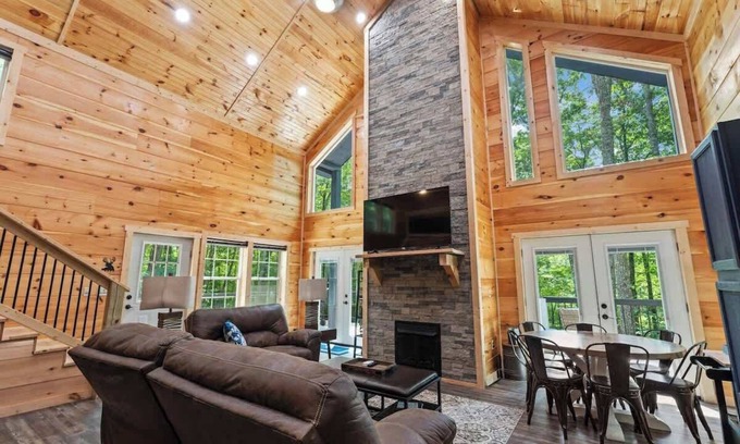 Zoe Cabin | 3BR 2BA w/King Bed/Hot Tub in Heart of RRG