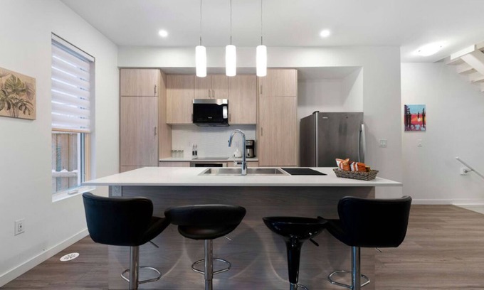 Barrie House | 3BR 2bth home@Barrie10min toCentennial beachnnEntire townhouse in Barrie,Ontario