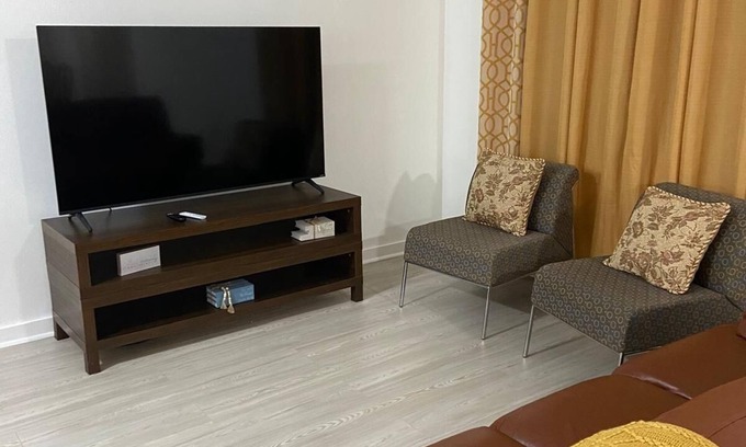 Waukegan Apartment | 3BR Apartment, Split level house, in Waukegan, 7min. to The Naval Base with WiFi