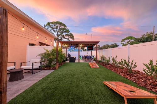 St. Petersburg - Clearwater House | 3BR - Beach & Trail - Bikes, Fire Pit, Mini-Golf