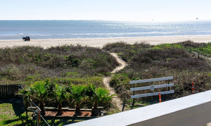 Crystal Beach House | 3BR Beachfront Escape | Ocean Views, Tiki Bar & BBQ