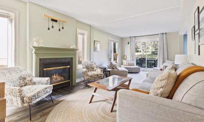 The Blue Mountains Apartment | 3BR Bright Mountain View Condo at Blue on Monterra
