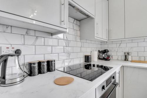 Hainault House | 3BR Escape, Work & Relax, Fast Links to London, Serviced Accommodation