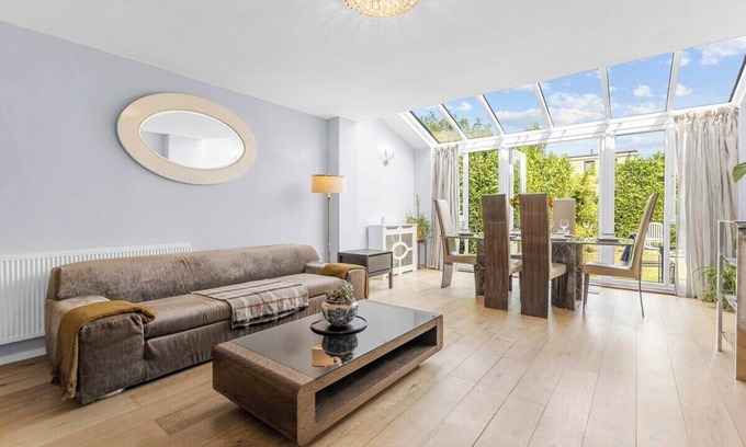 Greenhithe House | 3BR Family Escape | Garden & Parking by Bluewater