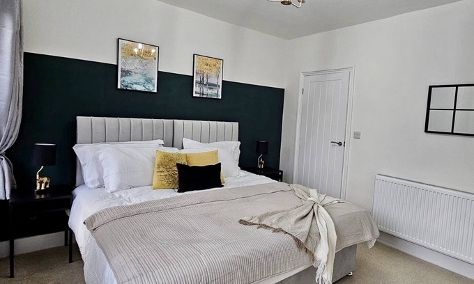 Kempston House | 3BR Family-Friendly Stay | Kitchen, Living Room, Sleeps 5