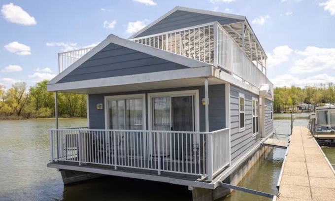 Cadiz Boat Rental | 3BR Floating Cabin - Dog Friendly
