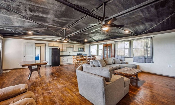 Paluxy Cabin | 3BR Hilltop Retreat | Fire pit | Panoramic Views