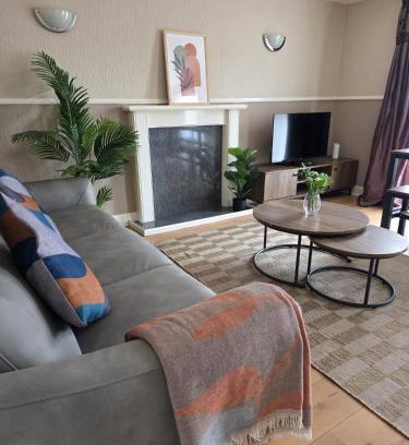 Kirkliston Apartment | 3BR House with Parking 10 Mins to Airport Sleeps 6