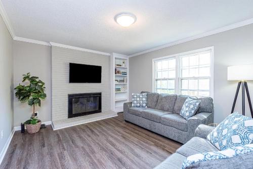 North Raleigh House | 3BR Kid Friendly Fenced in Swingset