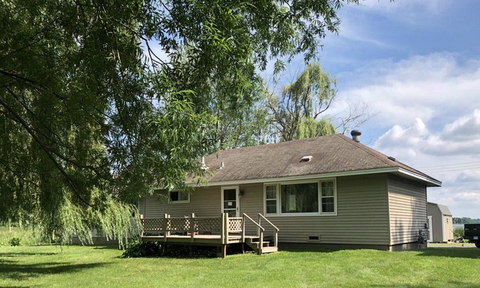 Lindstrom House | 3BR Lake House On the snowmobile trails with the best ice fishing in the area