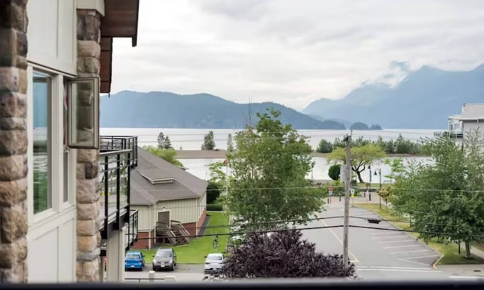 Hope Apartment | 3BR Lakeside Dream Penthouse