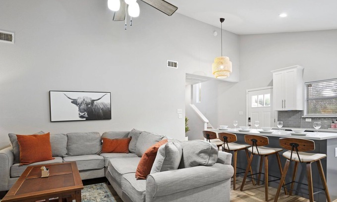 Foster Heights House | ★3BR Modern East ATX |UT|ACL|SXSW|DT-Dog friendly★