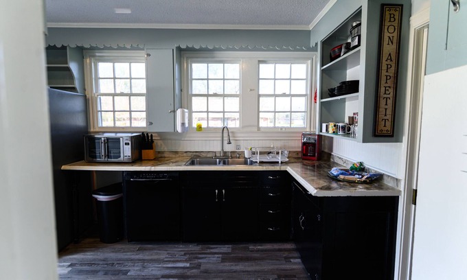 DeRidder House | 3BR, Newly Renovated, Cozy Cottage with HOT TUB