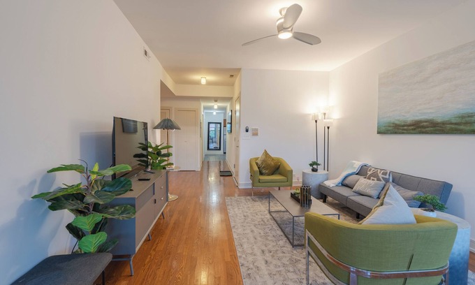 Hyde Park Apartment | 3BR Prime Hyde Park Location Near University of Chicago and Dining