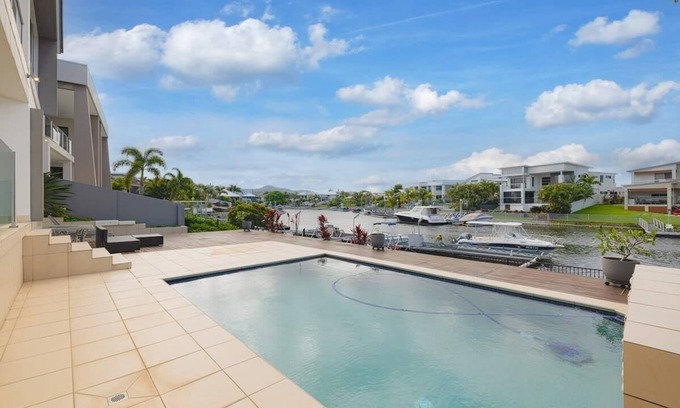 Helensvale House | 3BR Serene Waterfront Retreat with pool & dock