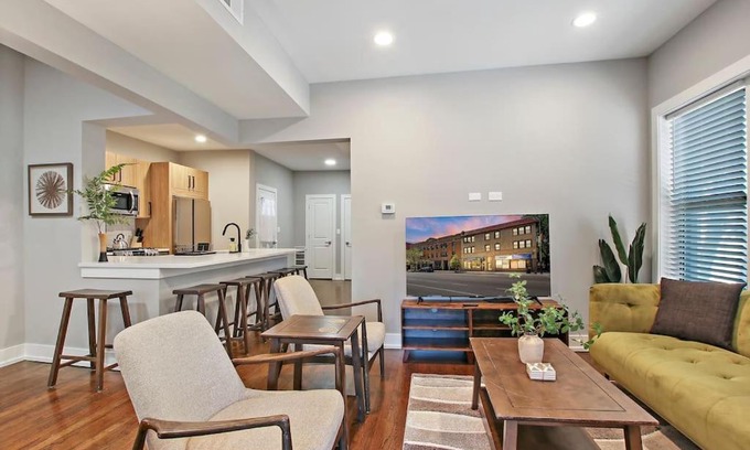 East Albany Park Apartment | 3BR Spacious Apartment with In-Unit Laundry - Kedzie 3F