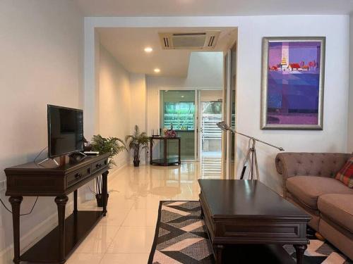 Bangkok Central Business District House | 3BR Sukhumvit Townhouse, close to Emsphere and BTS MRT