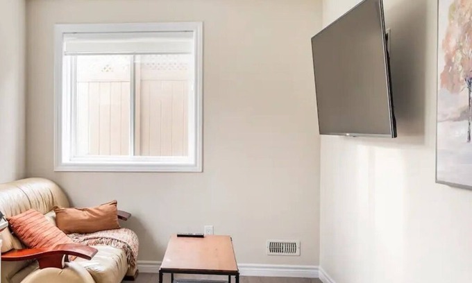 Waterloo Apartment | 3BR Sunshine basement w separate entrance Waterloo