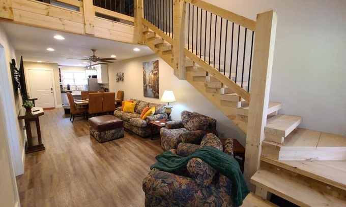 Branson House | 3BR Walk-In with Loft - Pool and Hot Tub - FREE TICKETS INCLUDED - PARA