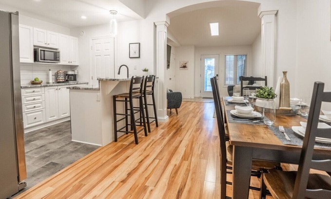 Cornwall House | 3BR+WiFi+Kitchen+Washer+Free Prking+Dryer+Pet