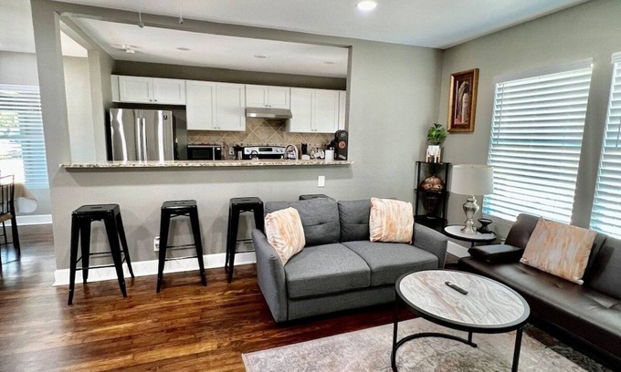 Jefferson House | 3BR Woodlawn Home Med Center Area Furnished Extended Stay Wi-Fi W/D SA