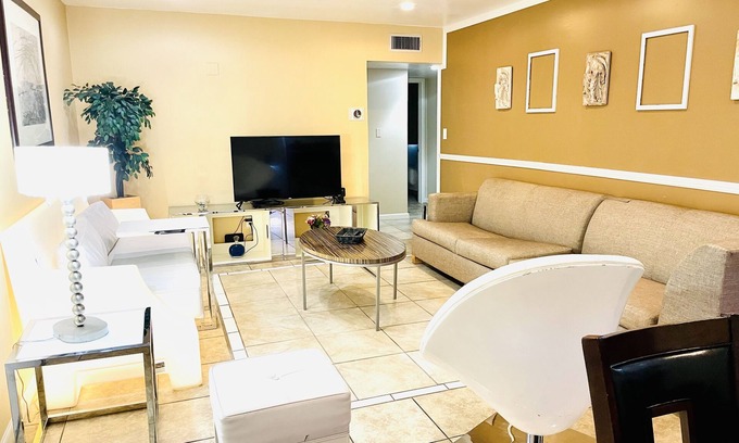 Beverly Green Condo | 3BrApartment,Vegas,strip,LVCC,book,bestlocatioN,SemaShow,Thanksgiving,pool,