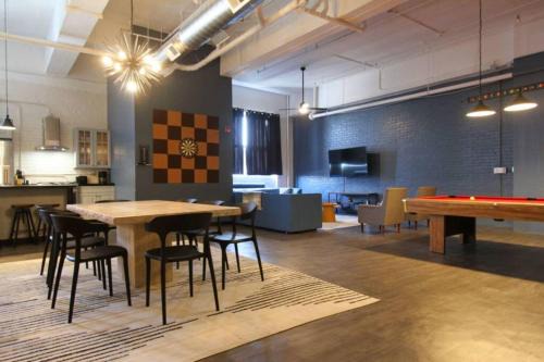 North Oakland Apartment | 3E *New* Huge! Spacious 3 Bedroom in Oakland that sleeps 12!