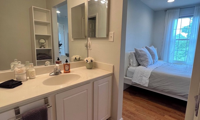 Gaithersburg House | 3LVL Townhome in Amazing Location