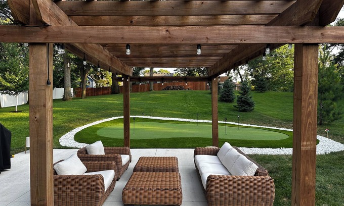 Blaine House | 3M Open, Pristine newer home, 5 min from TPC, practice putting green, sleeps 6
