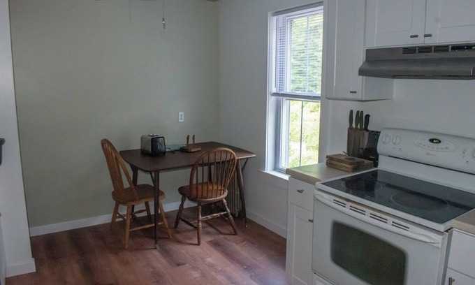 Ashfield Apartment | 3RD FLOOR APARTMENT FOR 30 DAYS OR LONGER STAYS ONLY