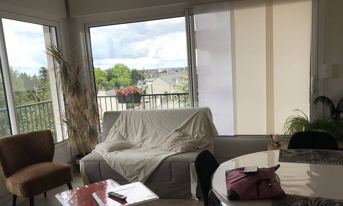 Laval Apartment | 3rd floor apartment with terrace and lift
