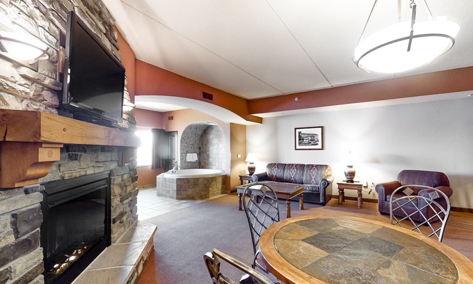 Wisconsin Dells Condo | 3rd-floor condo with elevator, jetted tub, full kitchen, & fireplace