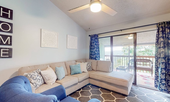 Notch Estates Condo | 3rd-floor valley-view condo with 2 outdoor pools, balcony, BBQ area, W/D, AC