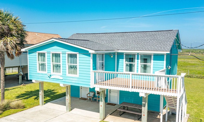 Bermuda Beach House | 3rd Row Gulf Views w/ Ground Level Suite & Beach Gear