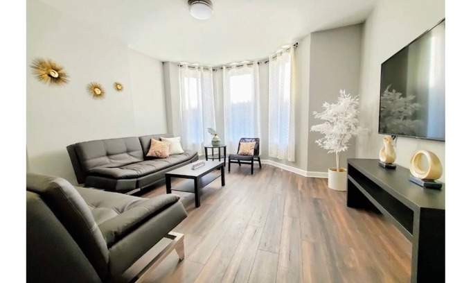 Armour Square Apartment | 4 #1S - 4 Bedroom/1.5 Bath Condo near McCormick Place, Wintrust Arena