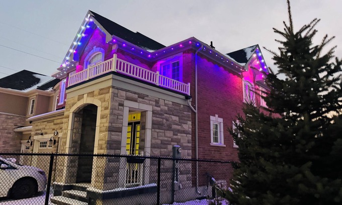 Pickering House | 4+2 Bedroom Full House, corner very private house with ravine view